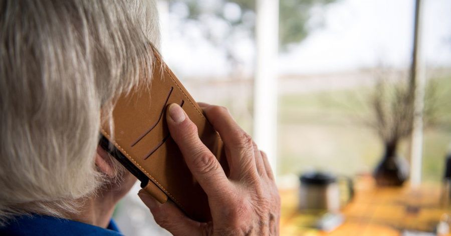 Eine alte Frau telefoniert. Telefonbetrüger überrumpeln gern mit falschen Geschichten und ergaunern viel Geld. (Symbolbild)