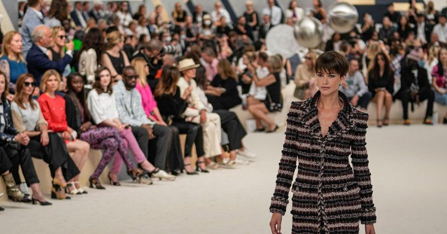 Ein Entwurf von Chanel bei den Haute-Couture-Schauen in Paris.