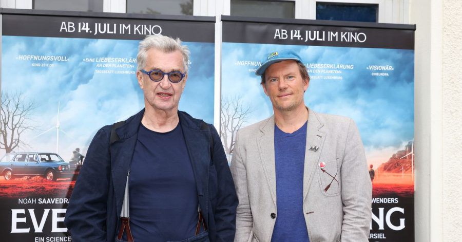 Wim Wenders (l) und Marten Persiel bei der Premiere von «Everything Will Change» in Berlin.