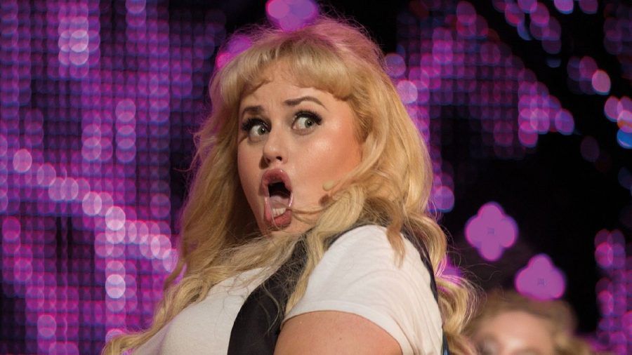 "Pitch Perfect 2": Fat Amy (Rebel Wilson) geht auf der Bühne erst so richtig ab. (cg/spot)