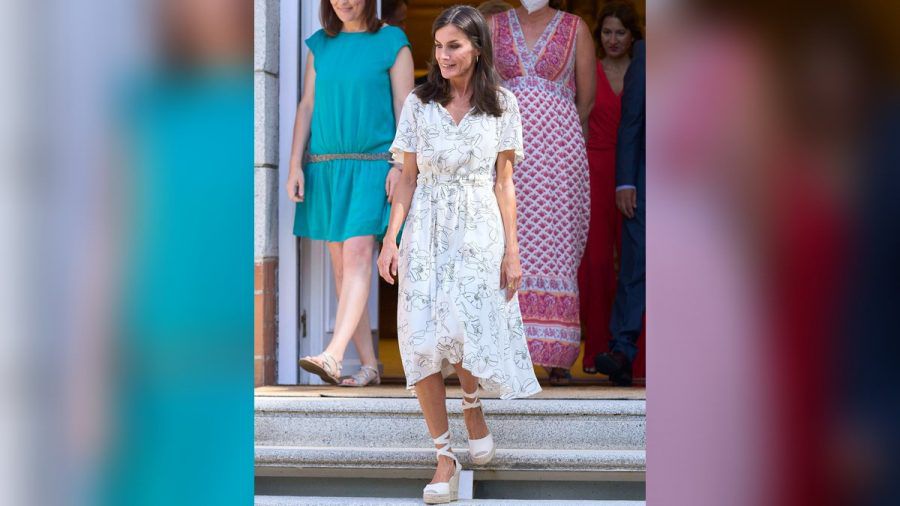 Letizia von Spanien fühlt sich in ihrem weißen Midi-Kleid sichtlich wohl. (eee/spot)