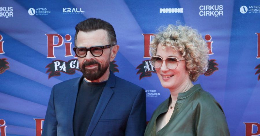 Abba-Star Björn Ulvaeus trifft mit seiner Partnerin Christina Sas zur Premiere ein.