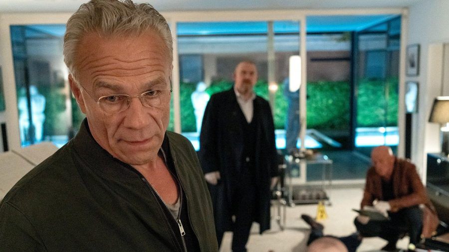 "Tatort: Gefangen": Max Ballauf (Klaus J. Behrendt, v.) ist im Dienst, aber nicht richtig da. (cg/spot)