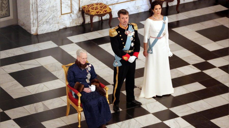 Königin Margrethe II. und das Kronprinzenpaar Frederik und Mary reagieren öffentlich auf die tödlichen Schüsse in einem Einkaufszentrum. (ili/spot)