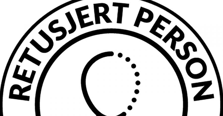 "Retuschierte Person" und "Reklame" steht auf dem Hinweis der norwegischen Verbraucheraufsichtsbehörde - Influencer und andere Werbeschaffende müssen dort nun explizit kennzeichnen, wenn das Aussehen von Personen in Werbeanzeigen geändert worden ist.