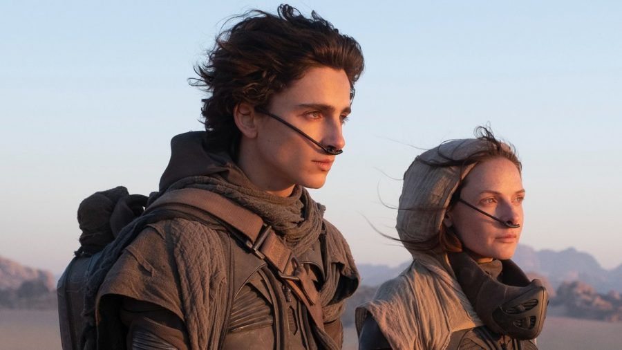 Paul Atreides (Timothée Chalamet) und seine Mutter Lady Jessica (Rebecca Ferguson) kehren später auf den Wüstenplaneten zurück. (stk/spot)