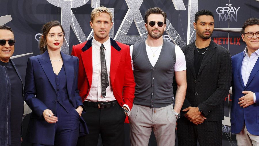 Die Stars aus "The Gray Man": Ana de Armas, Ryan Gosling, Chris Evans und Regé-Jean Page (v.l.). (eee/spot)