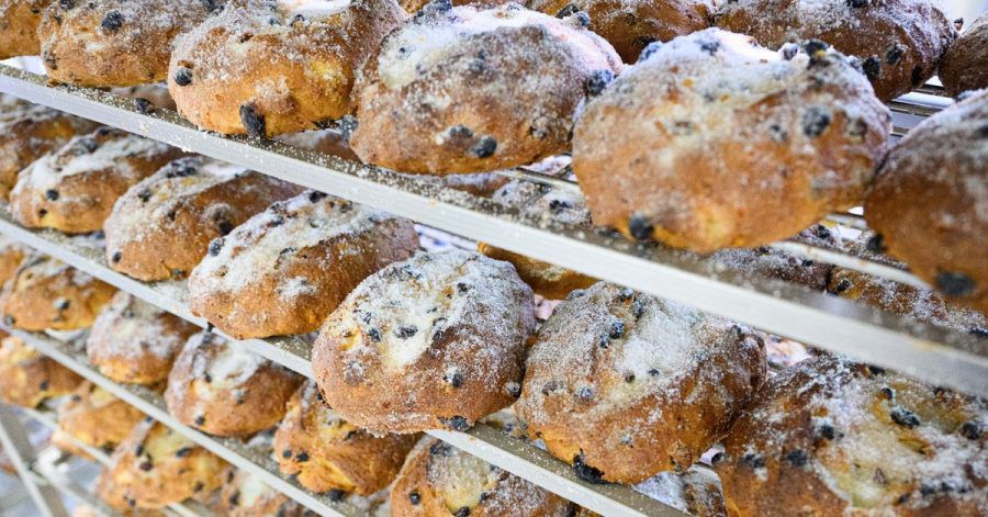 Die Dresdner Christstollen werden im Hochsommer gebacken.