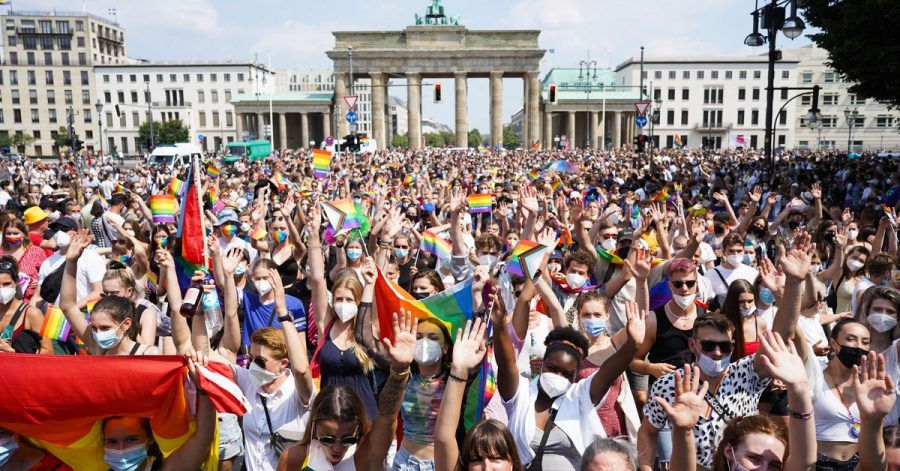 Tausende Menschen nahmen 2021 an der Parade des Christopher Street Day (CSD) in Berlin teil - im Hintergrund das Brandenburger Tor.