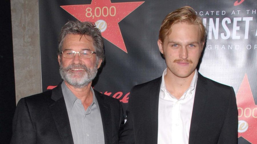 Kurt Russell und sein Sohn Wyatt stehen gemeinsam vor der "Godzilla"-Kamera. (tae/spot)