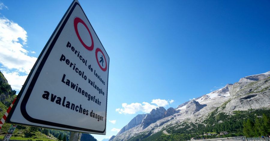 Ein Schild mit der Aufschrift «Lawinengefahr» warnt Bergsteiger in den italienischen Alpen.