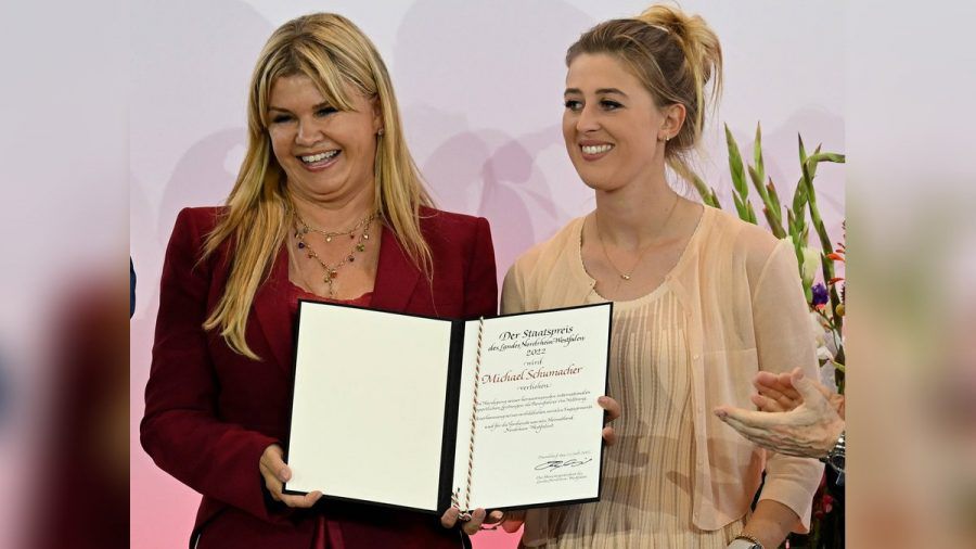 Ehefrau Corinna (l.) und Tochter Gina-Maria Schumacher nahmen für Michael Schumacher den NRW-Staatspreis entgegen. (tae/spot)
