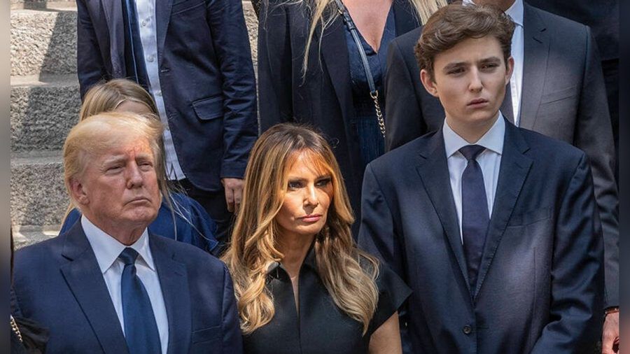 Barron Trump (re.) nahm mit seinen Eltern Donald und Melania Abschied von Ivana Trump, der Exfrau seines Vaters. (tae/spot)