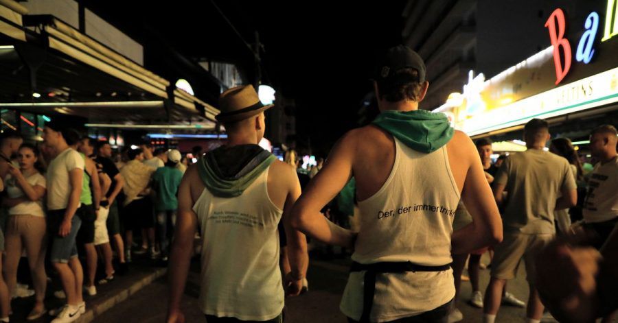 Vorwiegend junge Leute gehen am Abend durch die Schinkenstraße im Party-Viertel Ballermann auf Mallorca.