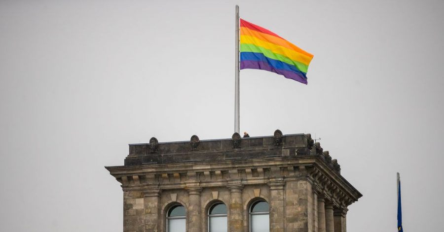 Die Regenbogenfahne wird anlässlich des Berliner Christopher Street Day (CSD) auf dem Südwestturm des Reichstagsgebäudes gehisst.