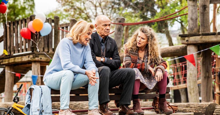 Karin (l, Maren Kroymann), Philippa (Barbara Sukowa) und Gerhard (Heiner Lauterbach) werden Leih-Großeltern.