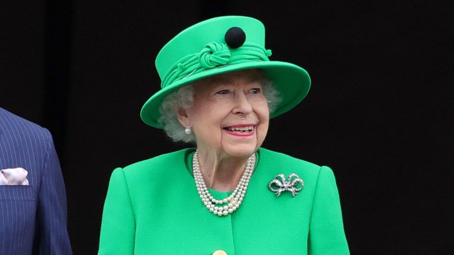 Die Queen im grünen Outfit auf dem Balkon des Buckingham Palastes währen ihres Platin-Jubiläums. (mia/spot)