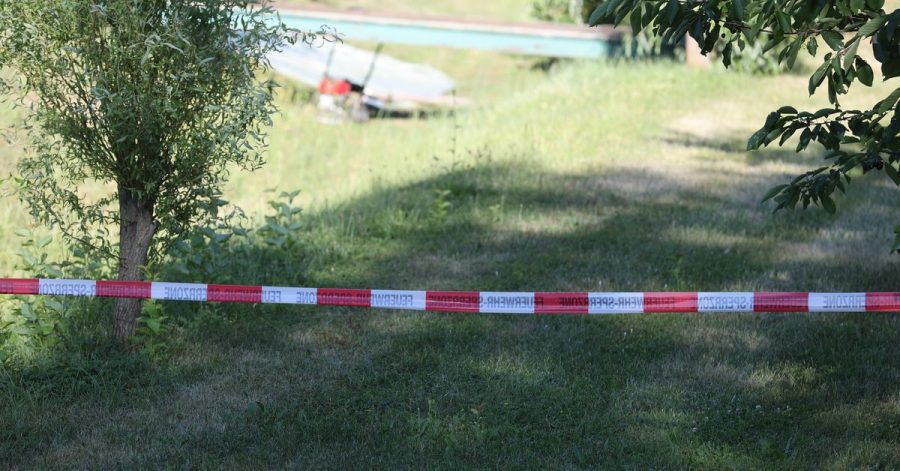 Ein Mann ist in Bad Sulza (Thüringen) beim Rasenmähen in ein Erdloch gefallen.
