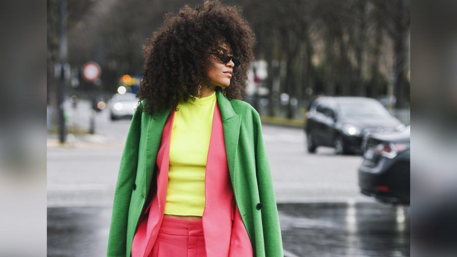 Der Fashion-Trend Dopamine Dressing sorgt dieses Jahr für gute Laune. (the/spot)