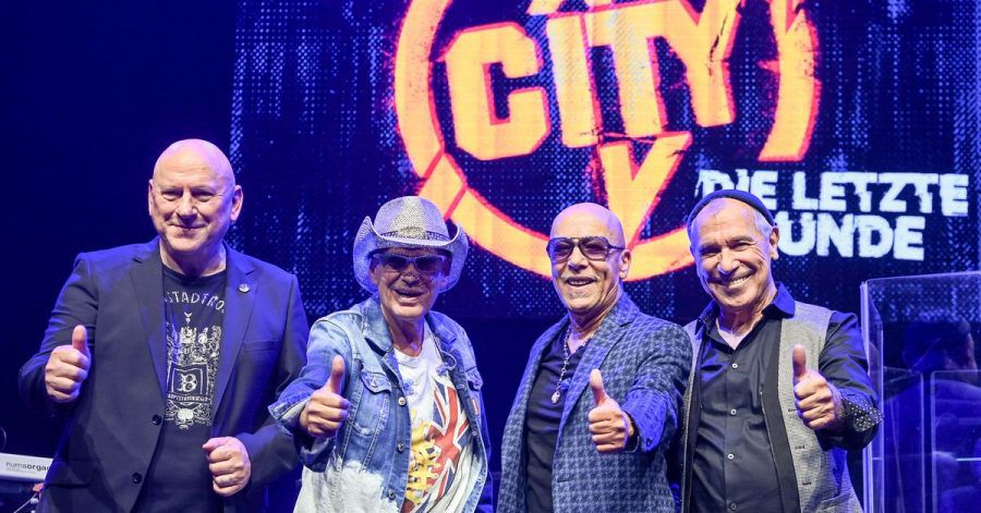 Die Musiker Manfred Hennig (l-r), Fritz Puppel, Toni Krahl und Georgi Gogow von der Band City.