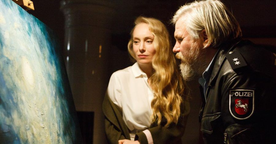 Dorfpolizist Koops (Aljoscha Stadelmann) liebt Kunst – die Restauratorin Anna Sorenko (Katharina Heyer) ist erstaunt.