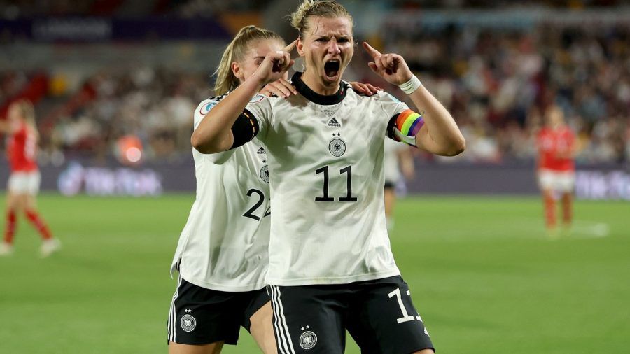 Torgarantin Alexandra Popp (v.) hat mit ihren sechs Turniertreffern maßgeblich zu Deutschlands Einzug ins EM-Finale beigetragen. (elm/spot)