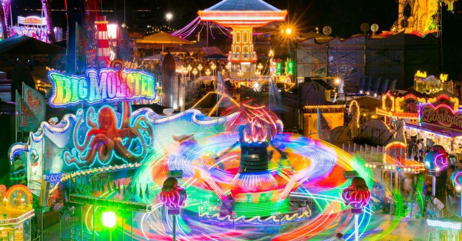 Alles dreht sich, blinkt und schallt auf der Düsseldorfer Rheinkirmes - alles, bis auf ein ganz bestimmtes Lied.