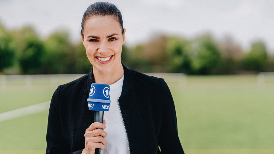 Esther Sedlaczek ist vor allem als "Sportschau"-Moderatorin bekannt. (tae/spot)