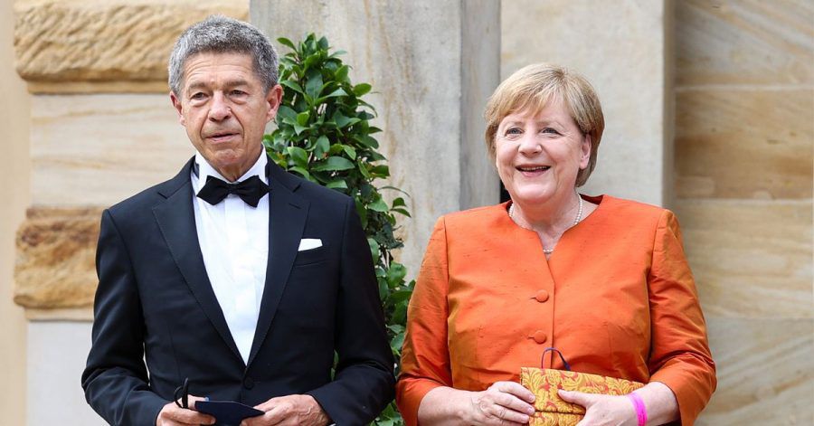 Die ehemalige Bundeskanzlerin Angela Merkel und ihr Mann Joachim Sauer stehen vor dem Bayreuther Festspielhaus.
