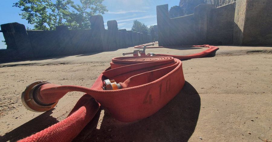 Ein Löschschlauch der Feuerwehr auf der Bastei. Mehr als 100 Feuerwehrleute waren im Einsatz, um die Flammen und Glutnester unter Kontrolle zu bekommen.