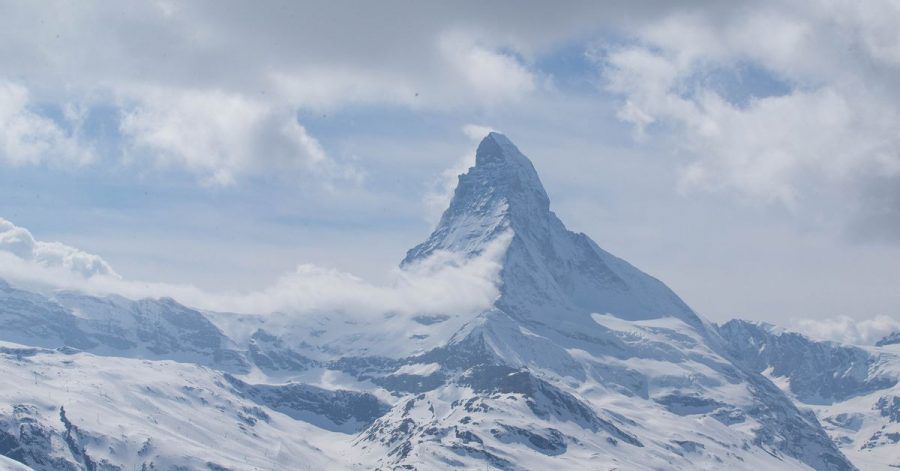 Wolken ziehen über einen Berggrat des Matterhorns. (Archivbild)