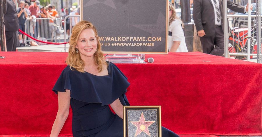 Schauspielerin Laura Linney posiert mit ihrem Stern in Hollywood.