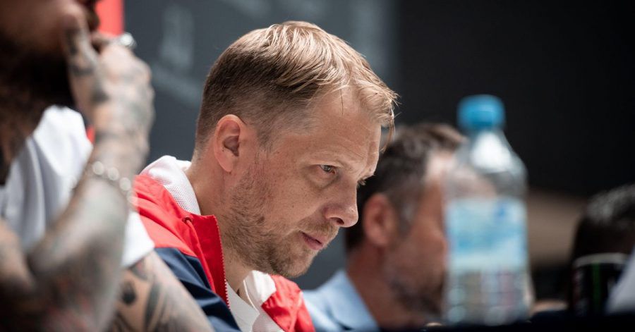Oliver Pocher kennt sich mit verschiedenen Smartphones bestens aus.