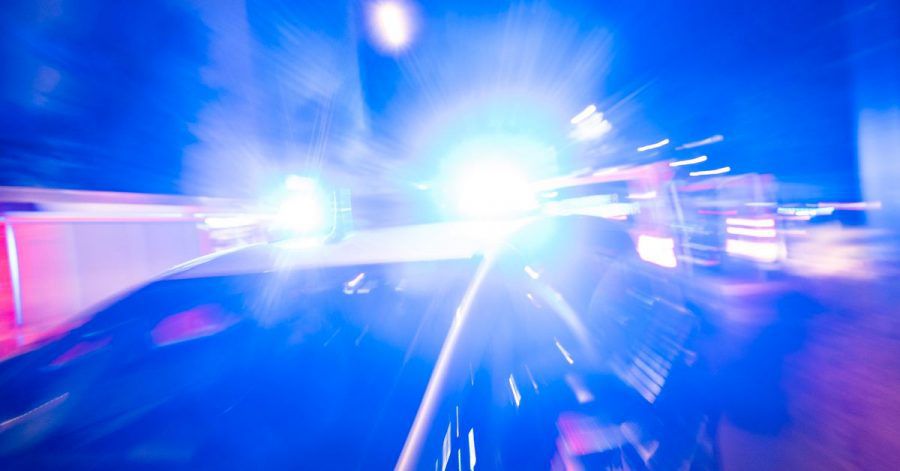 Eine Zeugin entdeckte die schwer verletzte 18-Jährige am Boden liegend und alarmierte die Retter. (Symbolbild)