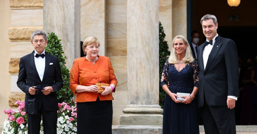Die Ex-Bundeskanzlerin Angela Merkel (2.v.l., CDU), ihr Mann Joachim Sauer (l.) sowie Bayerns  Ministerpräsident Markus Söder (r., CSU) und seine Frau Karin Baumüller-Söder sind immer wieder Gäste der Festspiele in Byreuth.