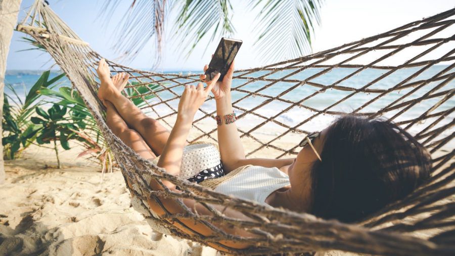 Auch im Urlaub darf für viele das Smartphone nicht fehlen. (elm/spot)