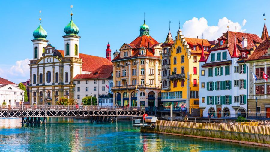 Luzern liegt in der Schweiz und bietet auch im Sommer angenehme Temperaturen. (amw/spot)