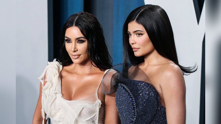 Kim Kardashian (l.) und Kylie Jenner unterstützten die Kritik an Instagram. (wue/spot)