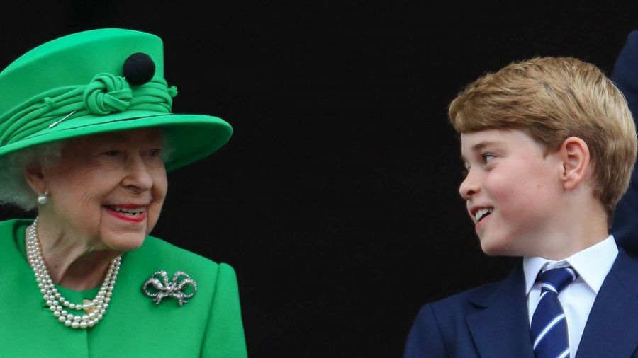 Die Queen und ihr Urenkel Prinz George im Juni 2022 auf dem Balkon des Buckingham Palastes. (hub/spot)