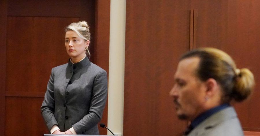 Amber Heard (l.) muss Johnny Depp wegen Verleumdung über zehn Millionen Dollar Schadenersatz zahlen.