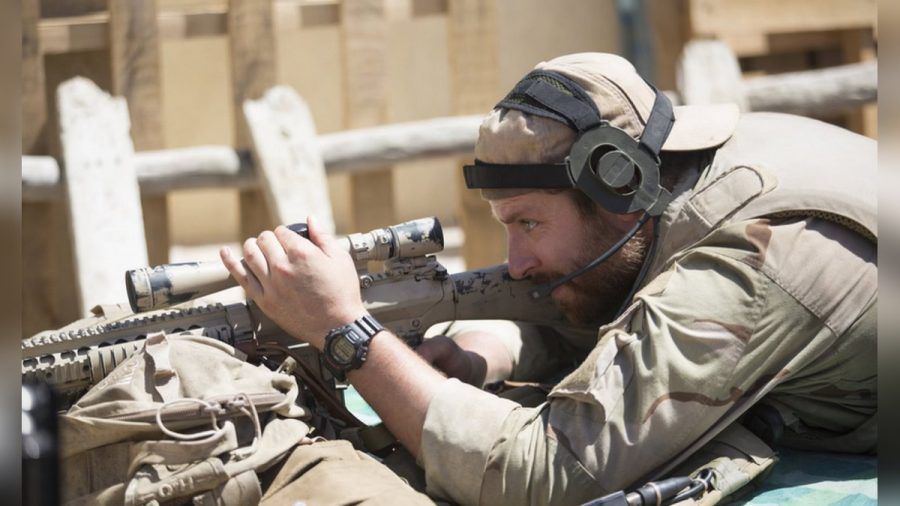 "American Sniper": U.S. Navy SEAL Chris Kyle (Bradley Cooper) bei seinem Einsatz im Irak. (cg/spot)