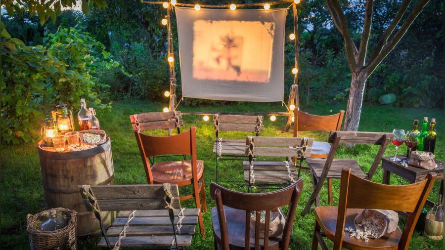 Für das eigene Gartenkino braucht es nicht unbedingt eine professionelle Leinwand - dafür aber einen Beamer, der hell genug ist. (elm/spot)