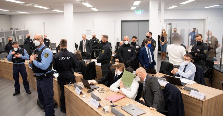 Die Angeklagten im Prozess um den Juwelendiebstahl im Grünen Gewölbe sitzen vor Prozessbeginn im Verhandlungssaal auf ihren Plätzen.