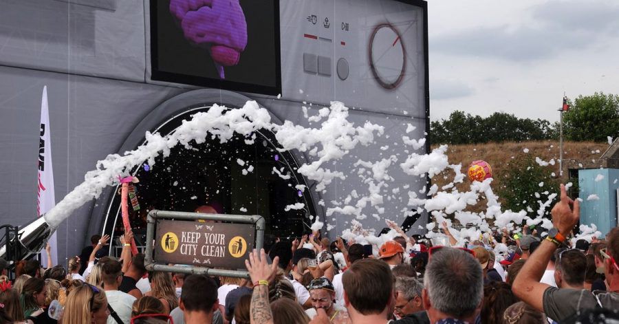 Schaumparty vor der Bühne auf dem Musikfestival «Parookaville» im niederrheinischen Weeze.