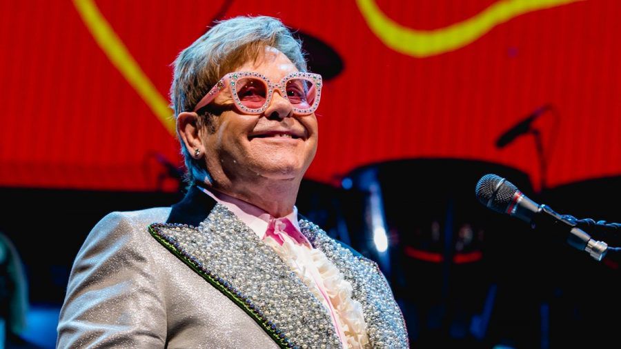Elton John hat schon einige Duette aufgenommen. (amw/spot)