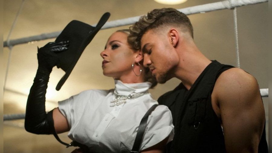 Marina Marx und Karsten Walter im Musikvideo zu "Lass die anderen reden". (tae/spot)