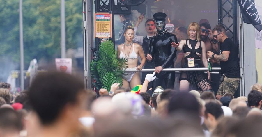 Unter dem Motto «Rave the Planet» ziehen Technofans tanzend zur Berliner Siegessäule.