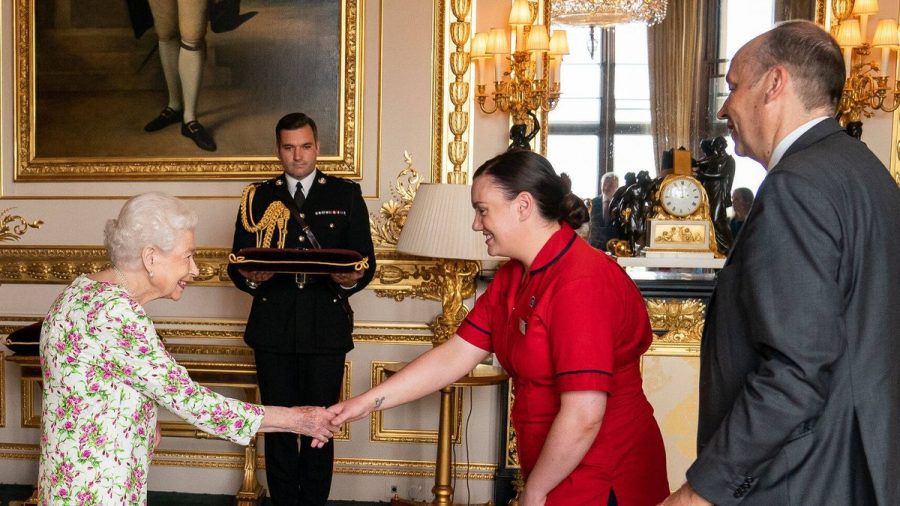 Queen Elizabeth II. empfängt Vertreterinnen und Vertreter des National Health Service (NHS). (wue/spot)