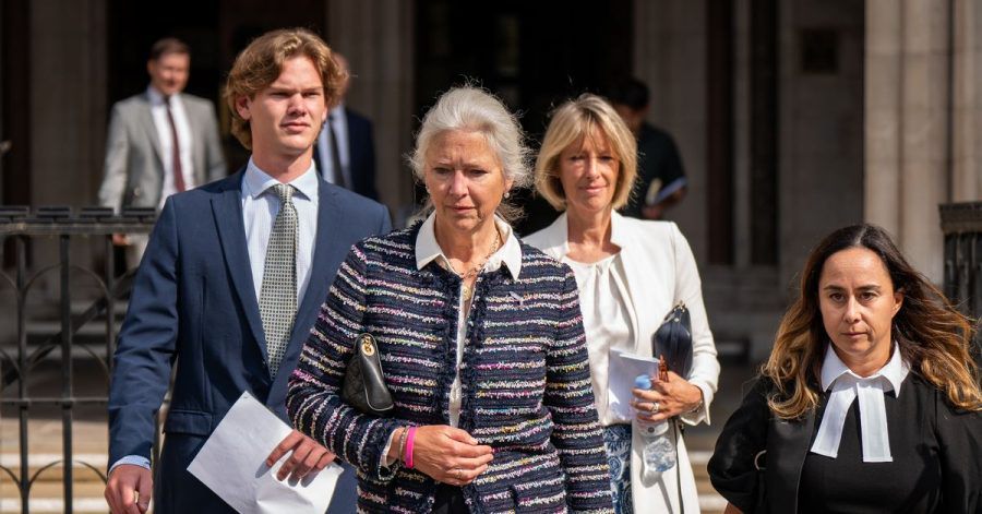 Alexandra Pettifer (M), ehemaliges Kindermädchen des Herzogs von Cambridge und des Herzogs von Sussex, verlässt das Gericht.