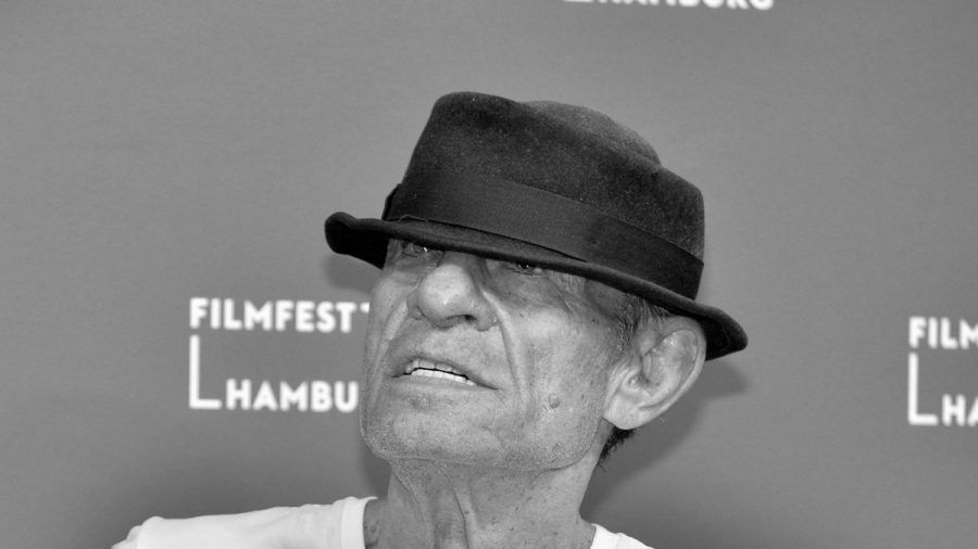Regisseur Klaus Lemke im Jahr 2020 auf einer Filmpremiere in Hamburg. (dr/spot)